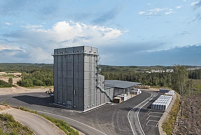 Fabrik med silotorn,