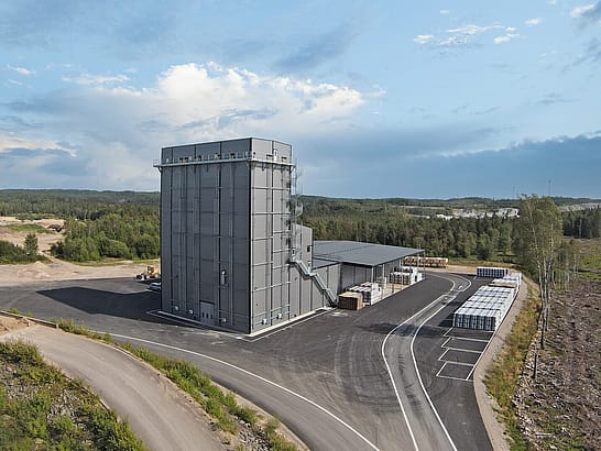 Fabrik med silotorn,