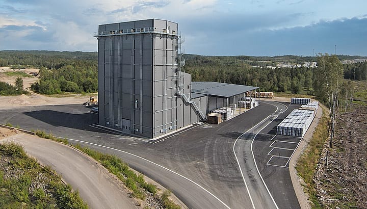 Fabrik med silotorn,